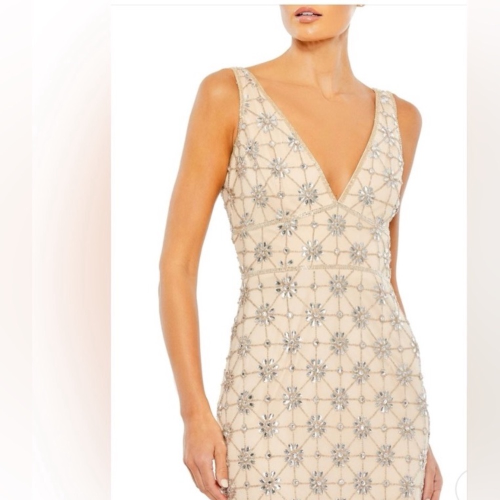 NWT Mac Duggal Sleeveless Hand Beaded V-Neck Gown Nude Silver Size 18